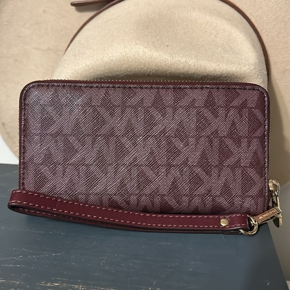LIKE NEW Michael kors wristlet - Picture 5 of 8